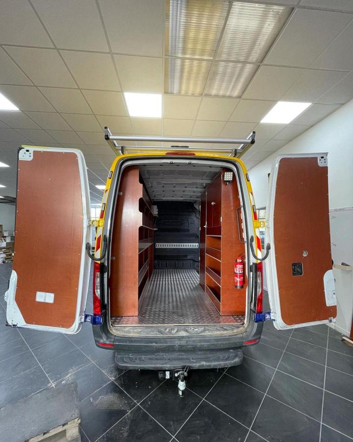 Aménagement intérieur et extérieur Camping-car Mercedes Burstner Vaujours