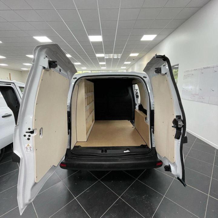 Aménagement intérieur et extérieur Camping-car Mercedes Burstner Vaujours